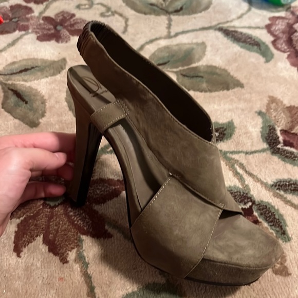 Diane von Furstenberg - Taupe Suede Platform Heels - Picture 5 of 7